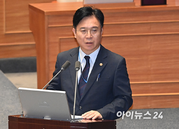 김영훈 고용노동부 장관이 18일 서울 여의도 국회에서 열린 본회의에서 교육&middot;사회&middot;문화에 관한 대정부질문에 답하고 있다. [사진=곽영래 기자]