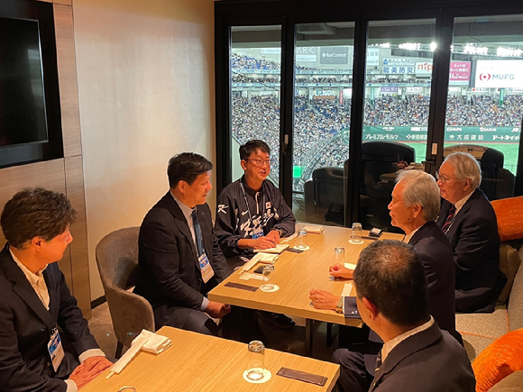 허구연 KBO 총재와 사카키바라 사다유키 NPB(일본야구기구) 커미셔너가 지난 19일 일본 도쿄돔에서 만나 아시아 야구 발전을 위한 방안에 대해 이야기를 나눴다. [사진=한국야구위원회(KBO)]