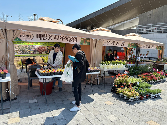 산림청 산하 한국수목원정원관리원이 지역 경제활성화를 위해 농가와 기업이 함께 참여하는 플리마켓 행사를 오는 13일부터 28일까지 매주 토, 일요일 진행한다고 밝혔다. [사진=한국수목원정원관리원/산림청]