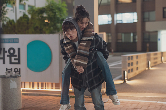 배우 구교환이 영화 '만약에 우리' 인터뷰에 앞서 포즈를 취하고 있다. [사진=(주)쇼박스]