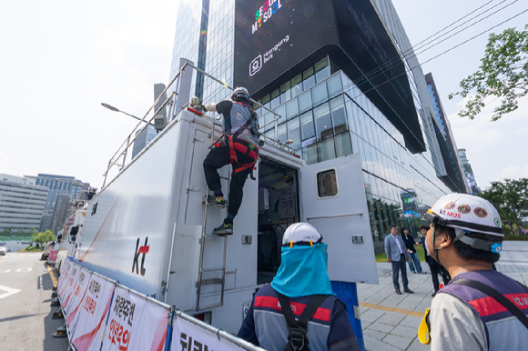 KT 직원들이 11일 오전 서울 광화문 일대에 광화문광장 거리응원 통신망 안정 운용을 위한 이동기지국을 설치하고 있다. [사진=KT]