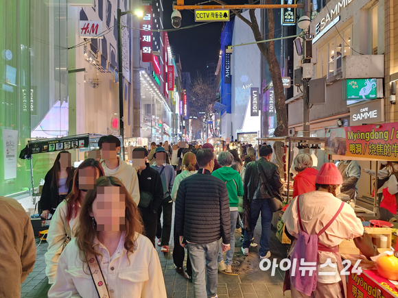 21일 저녁 서울 명동 거리가 북적이는 모습. [사진=구서윤 기자]