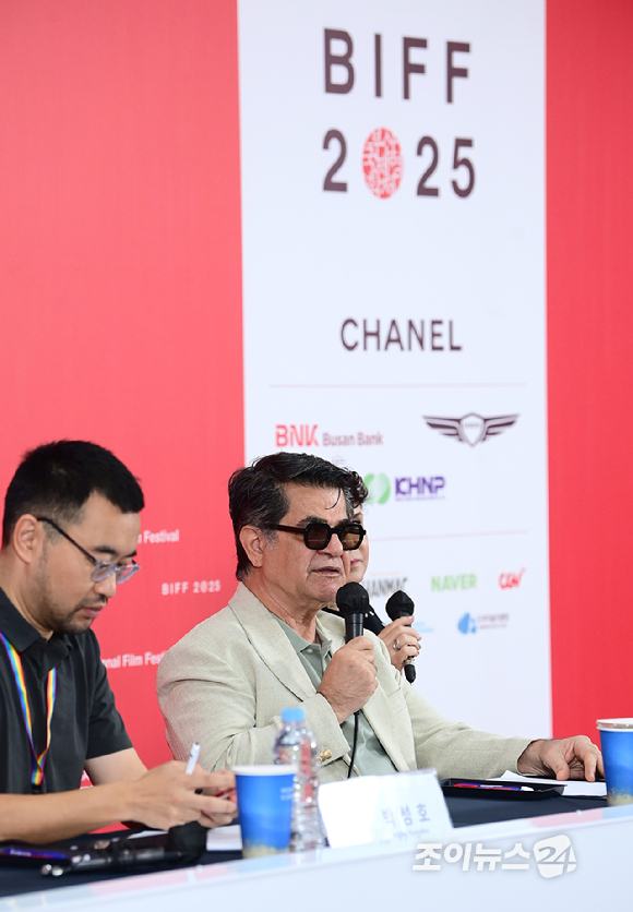 이란 감독 자파르 파나히가 18일 오전 부산광역시 해운대구 영화의 전당에서 열린 제30회 부산국제영화제 올해의 아시아영화인상 갈라 프레젠테테이션 기자회견에 참석하고 있다. [사진=정소희 기자]