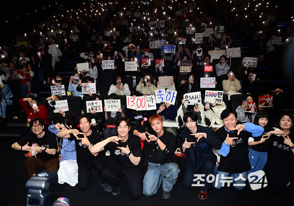 17일 오후 서울 강남구 삼성동 메가박스 코엑스점에서 열린 영화 '왕과 사는 남자' 1,300만 돌파 흥행 감사 무대 인사에서 장항준 감독을 비롯한 배우 유해진, 박지훈, 유지태, 전미도, 김민, 이준혁(막동아재), 김수진(막동어멈), 박지윤(막동이)이 참석하고 있다. [사진=정소희 기자]