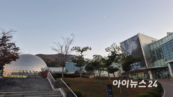 한국형발사체 누리호가 25일 오후 고흥 나로우주센터 제2발사대에 기립했다. 우주로 'GO!'만 기다리고 있다. 별 문제가 없다면 27일 새벽 1시 전후로 발사한다. [사진=우주청]