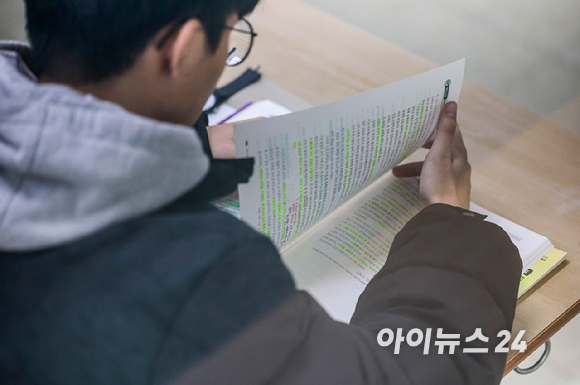 2026학년도 대학수학능력시험이 실시된 13일 오전 서울 용산구 용산고등학교에서 수험생들이 시험 준비를 하고 있다. [사진=사진공동취재단]