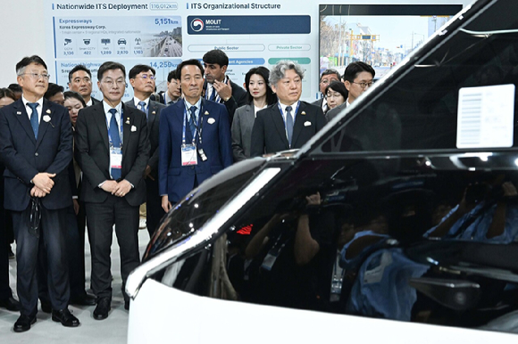 19일 강원도 강릉시 강릉 스피드스케이팅경기장에서 열린 '2026 강릉 ITS 전시장 개관식'에서 참석자들이 한국관 부스를 관람하고 있다. 2026.10.19 [사진=강릉 ITS 조직위]
