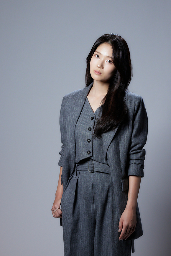 배우 김혜윤이 영화 '살목지' 인터뷰에 앞서 포즈를 취하고 있다. [사진=(주)쇼박스]