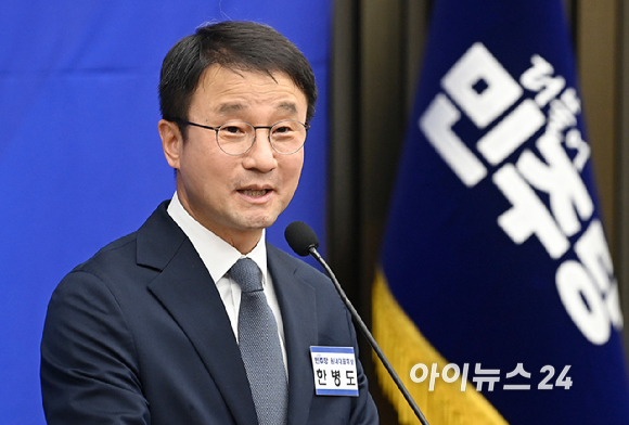 한병도 더불어민주당 원내대표 후보가 6일 서울 여의도 국회에서 열린 더불어민주당 제3기 원내대표 선출 의원총회에서 정견발표를 하고 있다. [사진=곽영래 기자]