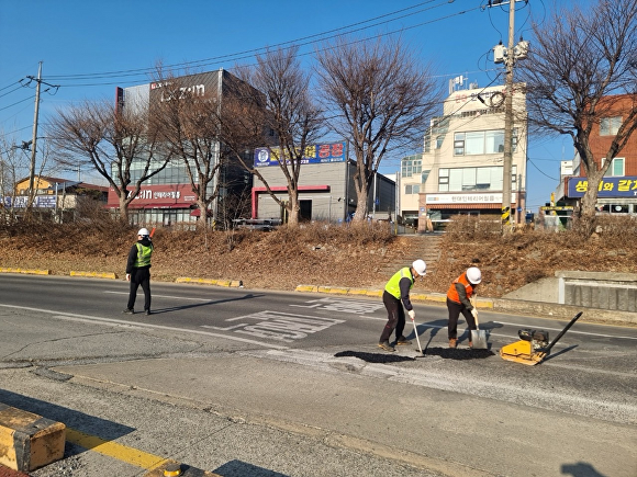 대전 대덕구가 설 명절을 맞아 쾌적하고 안전한 도로 환경을 제공하고자 도로파손 지역을 점검·보수하고 있다.[사진=대덕구]