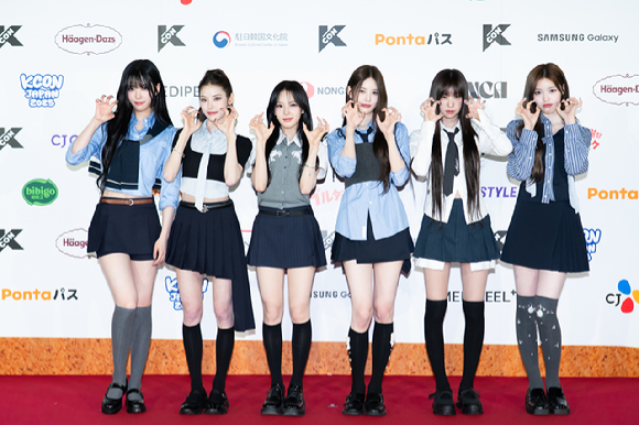 그룹 이즈나가 지난 10일 일본 지바현 마쿠하리 멧세에서 개최된 '케이콘 재팬 2025(KCON JAPAN 2025)' 레드카펫 행사에서 포즈를 취하고 있다. [사진=CJ ENM]