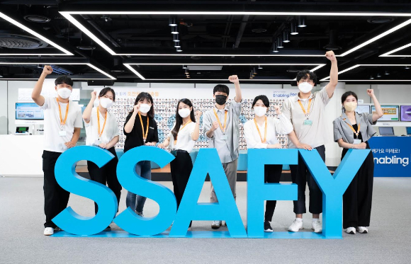 서울 강남구에 위치한 SSAFY 서울캠퍼스에서 SSAFY 8기 교육생들이 기념사진을 촬영하고 있다. [사진=삼성 ]