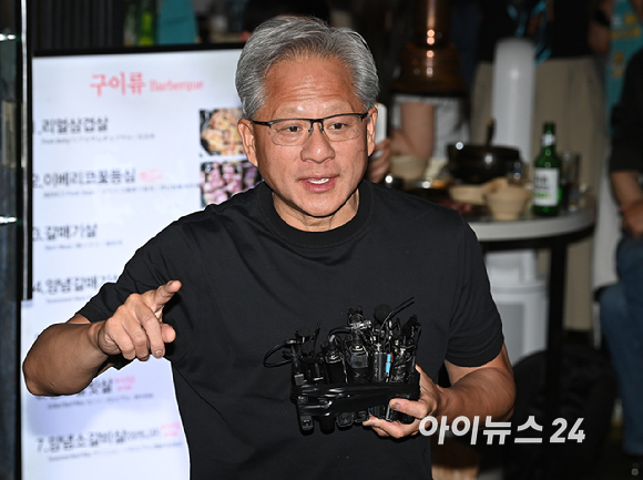 젠슨 황 엔비디아 최고경영자(CEO)가 5일 서울 마포구 서교동의 한 고깃집에서 최태원 SK회장, 구광모 LG회장, 이해진 네이버 의장과 삼겹살 회동을 하던 중 발언을 하고 있다. [사진=곽영래 기자]