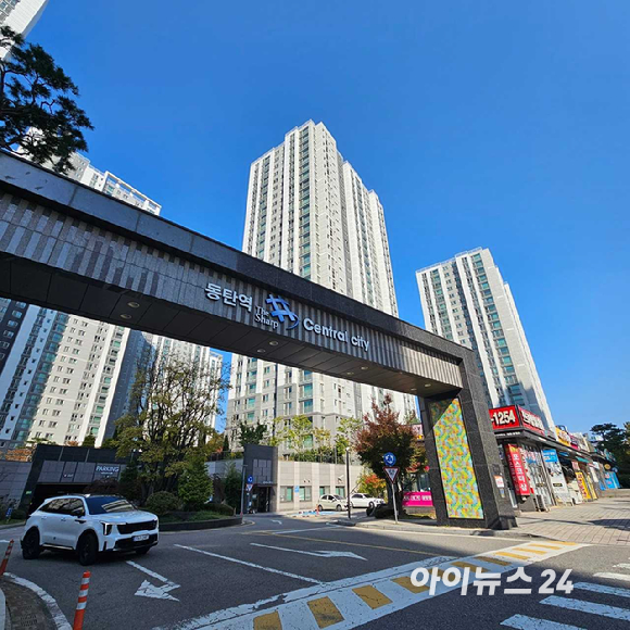 동탄대로에서 바라본 동탄역 롯데캐슬(왼쪽) 전경. 2025.11.04 [사진=이효정 기자]