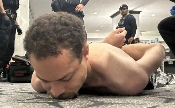 백악관 출입기자단 연례 만찬 도중 발생한 총격 사건 용의자인 콜 토마스 앨런이 지난 25일(현지시각) 체포되고 있다. [사진=트럼프 트루스소셜]