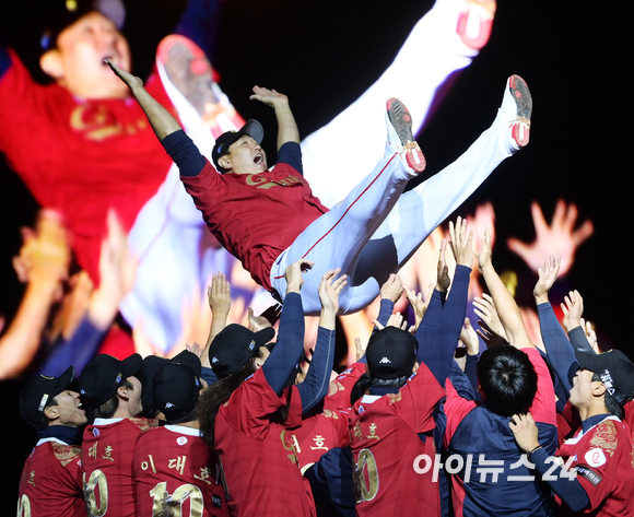 '조선의 4번 타자' 롯데 이대호의 은퇴식이 8일 부산 동래구 사직야구장에서 열린 가운데 이대호의 다양한 모습. [사진=정소희 기자]