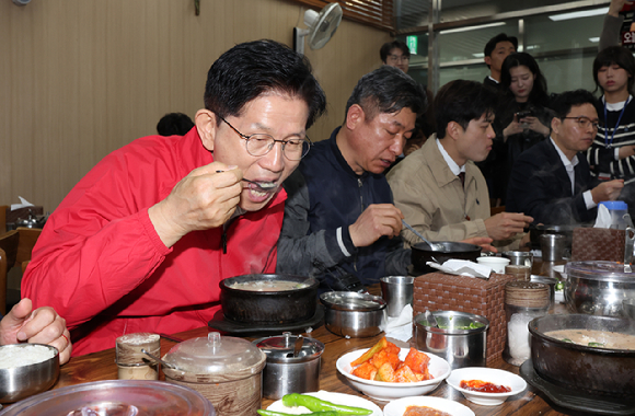 김문수 국민의힘 대선후보가 9일 서울 여의도 국회에서 열린 의원총회에서 인사말을 하던 중 머리 위로 하트를 만들어 보이고 있다. [사진=곽영래 기자]