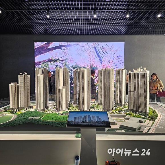 '의왕시청역 SK뷰 아이파크' 견본주택 내 단지 모형도. 2025.11.21 [사진=이효정 기자 ]