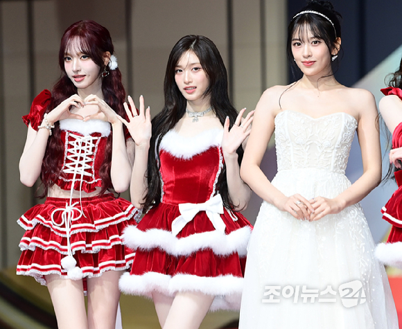 그룹 아이브(IVE)가 25일 오후 인천광역시 중구 운서동 인스파이어 아레나에서 열린 '2025 SBS 가요대전' 레드카펫 행사에 참석하고 있다.&nbsp;