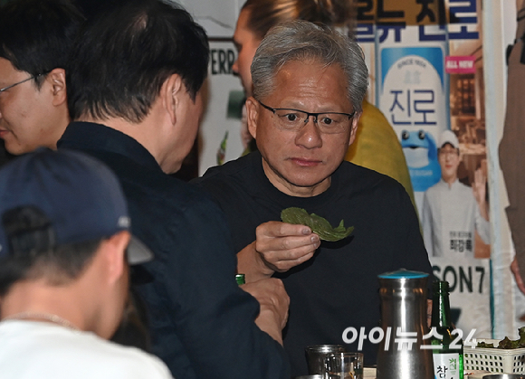 젠슨 황 엔비디아 최고경영자(CEO)가 5일 서울 마포구 서교동의 한 고깃집에서 최태원 SK회장, 구광모 LG회장, 이해진 네이버 의장과 삼겹살 회동을 하고 있다. [사진=곽영래 기자]