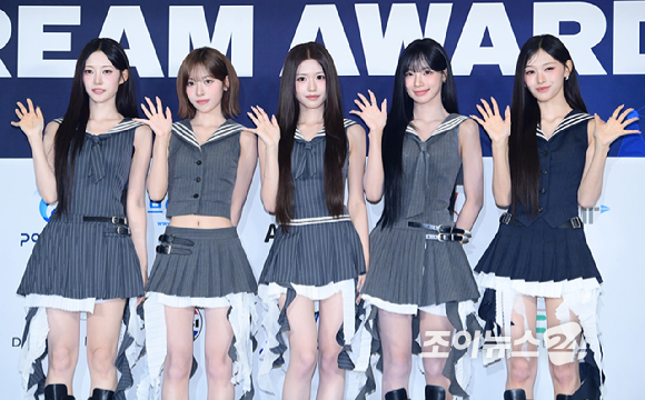 그룹 리센느(RESCENE)가 27일 경기 고양시 킨텍스에서 열린 2026 케이 월드 드림 어워즈(K WORLD DREAM AWARDS)' 블루카펫에 참석하고 있다. [사진=정소희 기자]