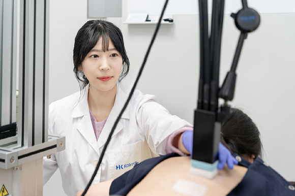 한국콜마 연구원이 자외선차단제 임상 평가 연구를 진행하고 있다. [사진=한국콜마 제공]