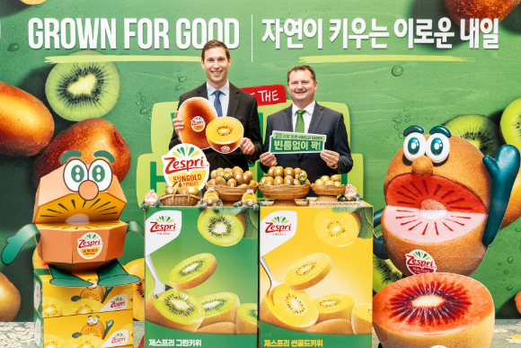제스프리의 제이슨 테 브레이크 CEO(왼쪽)와 네이선 플라워데이 그룹 이사회 회장이 뉴질랜드산 썬골드키위와 루비레드키위의 올해 첫 출하를 기념해 제스프리 키위를 선보이고 있다. [사진=제스프리]