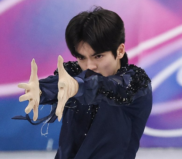 10일(현지시간) 이탈리아 밀라노 아이스스케이팅 아레나에서 열린 2026 밀라노ㆍ코르티나담페초 동계올림픽 남자 싱글 쇼트 프로그램에 출전한 차준환이 연기를 펼치고 있다. [사진=연합뉴스]