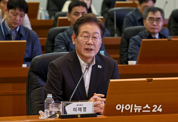 이재명 더불어민주당 대선경선후보가 17일 오전 대전 유성구 국방과학연구소를 방문, 현장간담회에서 발언하고 있다. [사진=국회사진취재단]