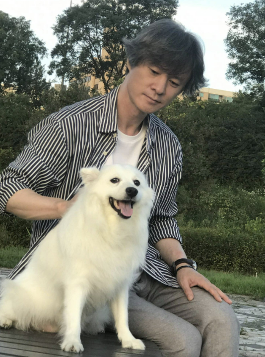 제20대 대통령으로 당선이 확정된 윤석열 국민의힘 대선 후보가 10일 새벽 서울 여의도 중앙당사에서 지지자들을 향해 인사를 하고 있다. [사진=김성진 기자]