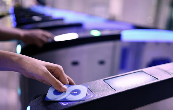 한 이용객이 서울 지하철을 빠져나가고 있다. [사진=연합뉴스 ]