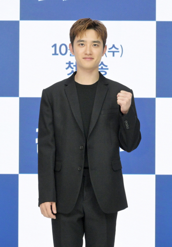 그룹 엑소 도경수가 5일 온라인으로 진행된 KBS 2TV 새 수목드라마 '진검승부' 제작발표회에 참석해 포즈를 취하고 있다. [사진=KBS]