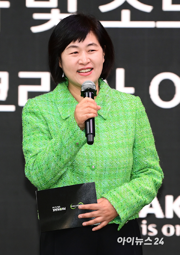 스위스 청각 솔루션 브랜드 '포낙(Phonak)'이 27일 오전 서울 중구 동대문디자인플라자(DDP)에서 충전식 맞춤형 보청기 '비르토 인피니오 R' 국내 출시 행사를 열었다. 이윤경 소노바코리아 대표가 환영사를 하고 있다. [사진=정소희 기자]