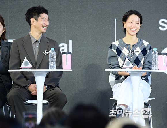 배우 나가야마 에이타와 김신록이 9일 부산 해운대구 영화의전당에서 열린 제31회 부산국제영화제 '푸른길' 오픈토크에 참석하고 있다. [사진=정소희 기자]