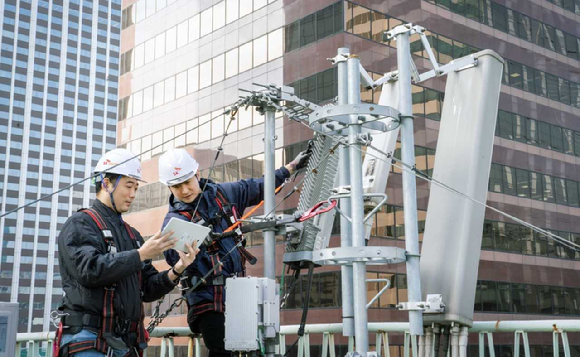 3사 모두 5G 가입자 수가 순증하며 본업인 통신사업 실적이 돋보였다. 1분기 말 기준으로 SK텔레콤의 5G 가입자 수는 1천415만명을 기록해 전체 고객의 60%를 상회했다. 사진은 SK텔레콤과 SK오앤에스 직원들이 A-STAR를 통해 네트워크 품질을 점검하고 있는 모습. [사진=SKT]