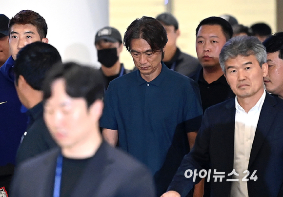 북중미월드컵 조별예선 탈락한 축구대표팀 홍명보 전 감독이 30일 오전 인천공항 제2청사를 통해 귀국하고 있다. [사진=곽영래 기자]
