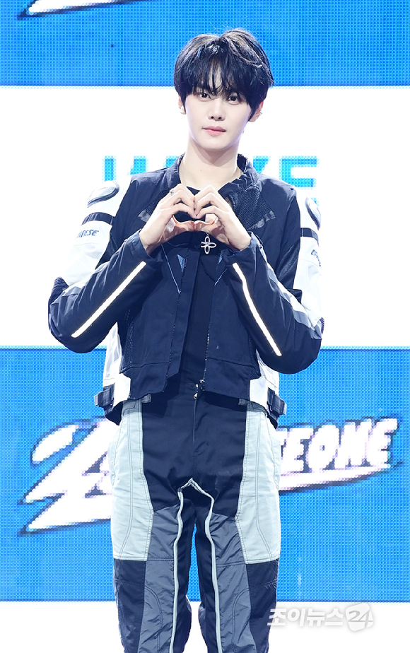 그룹 제로베이스원 김규빈이 1일 오후 서울 용산구 한남 블루스퀘어에서 열린 제로베이스원(ZEROBASEONE) 정규 1집 '네버 세이 네버(NEVER SAY NEVER)' 쇼케이스에 참석하고 있다. [사진=정소희 기자]