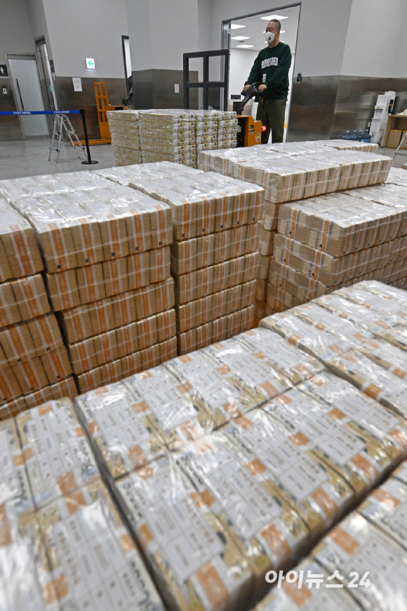 설날을 보름 앞둔 14일 서울 중구 한국은행 본점에서 한국은행 관계자들이 시중은행에 공급될 설 자금 방출 작업을 하고 있다. [사진=사진공동취재단]