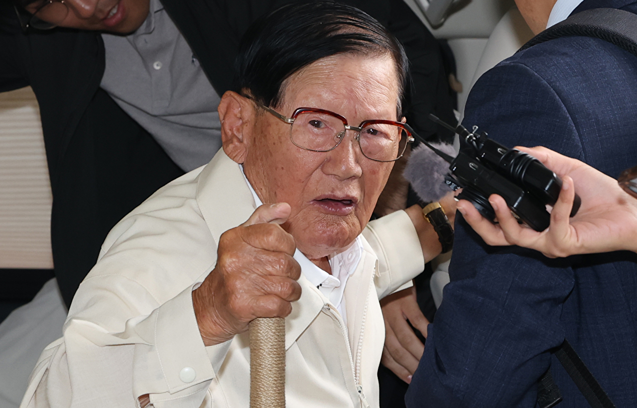 정당법 위반 혐의를 받고 있는 이만희 신천지 총회장이 지난 4일 피의자 신분으로 조사를 받기 위해 서울 서초동 검&middot;경 합동수사본부에 출석하고 있다. 2026.6.4 [사진=연합뉴스]