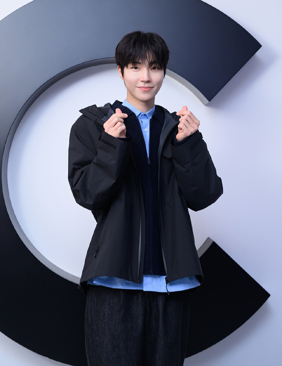 배우 황인엽이 3일 서울 삼청동에서 열린 '25FW UNIQLO : C 컬렉션' 글로벌 런칭 행사 포토콜에 참석하고 있다. [사진=유니클로]