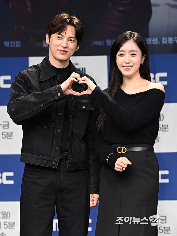 배우 윤선우, 함은정이 10일 서울 마포구 상암동 MBC 사옥에서 열린 MBC 새 일일 '첫 번째 남자' 제작발표회에서 포즈를 취하고 있다. [사진=곽영래 기자]