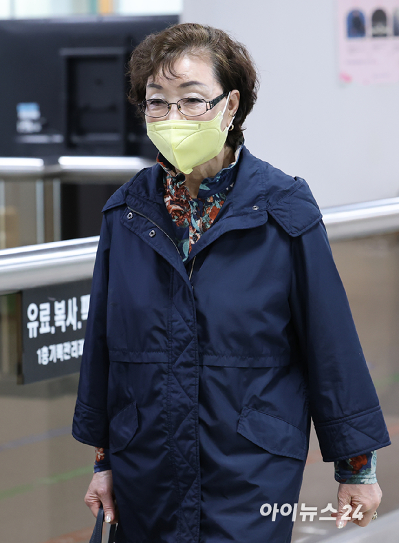 양평 공흥지구 개발 특혜 의혹을 받는 김건희씨의 모친 최은순씨가 20일 서울중앙지방법원에서 열린 공판에 출석하고 있다. 2026.04.20 [사진=사진공동취재단]