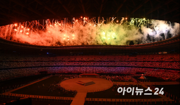 '2020 도쿄올림픽'이 17일간의 열전을 마무리하고 8일 오후 일본 도쿄 올림픽스타디움(국립경기장)에서 폐회식을 개최했다. 폐회식 종료를 알리는 화려한 불꽃이 하늘을 수 놓고 있다.