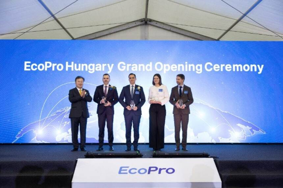 에코프로 헝가리 데브레첸 공장 준공식에서 관계자들이 기념촬용하고 있다.[사진=에코프로]