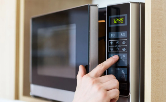 전자레인지 사용 과정에서 특정 용기와 포장재가 건강에 해로울 수 있다는 전문가의 지적이 나왔다. 사진은 전자레인지. [사진=Britannica]