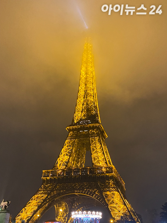 프랑스 파리의 상징물 중 하나인 에펠탑이 뜨거운 열기에 변형될 수 있다는 자국 보도가 나왔다. 사진은 파리 에펠탑. [사진=설래온 기자 ]