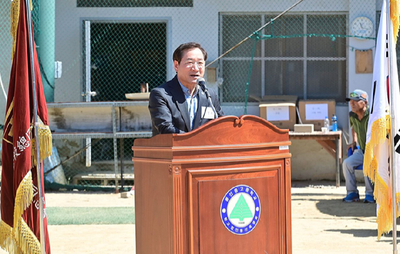 유정복 인천광역시장이 7일 동산고등학교에서 열린 '인천광역시 초·중 야구대회'에서 축사를 하고 있다. [사진=인천시]