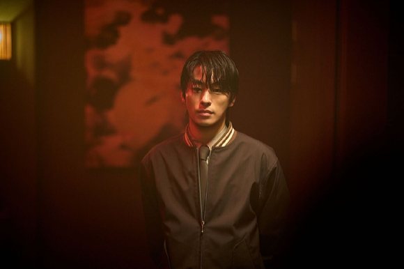 배우 구교환이 영화 '군체'에서 열연하고 있다. [사진=(주)쇼박스]