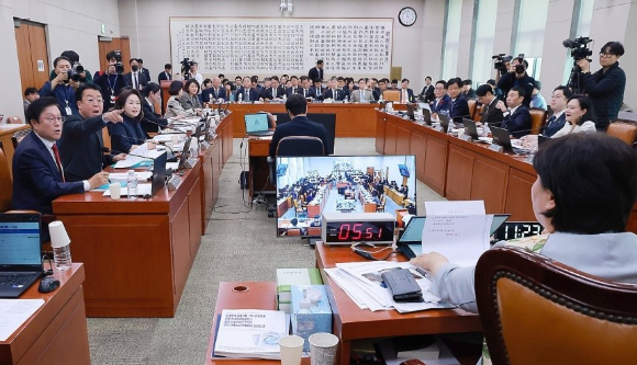 26일 국회 법제사법위원회에서 열린 법무부, 고위공직자범죄수사처, 대법원(법원행정처) 등에 대한 종합감사에서 국민의힘 김민전 의원이 민주당 법사위원 등 의원들을 언급하며 질의한 것과 관련해 여야 의원들이 설전을 벌이고 있다. 2026.10.26 [사진=연합뉴스]