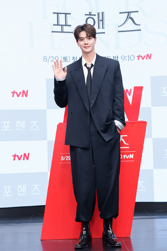 '포핸즈' 송강 "수 개월 간 피아노 연습⋯손 떨 정도로 긴장"